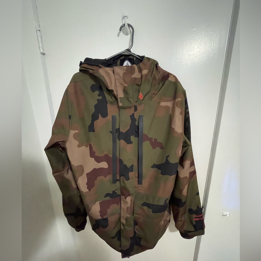 Mens dark camo Gortex Volcom snowboard jacket size XL